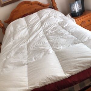 Luxurious White Goose Down Comforter By Pacific Coast 84 in x 87 in